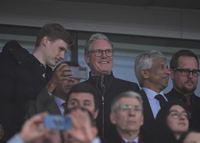 แฟนตัวยง ! นายกฯ อังกฤษ หวัง ปืนใหญ่ คว้าแชมป์ UCL, ชมดาวรุ่งตัวเก่งของทีม
