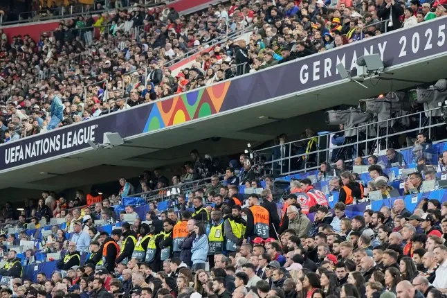 แฟนบอลสังเวย! ตกอัฒจันทร์เสียชีวิตในเกมนัดชิงฯ โปรตุเกส พบ สเปน