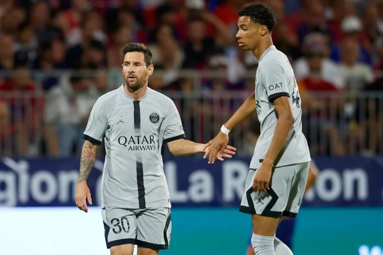 เผยฉายาที่ เอกิติเก้ ได้รับจากตำนานอย่าง เมสซี่ สมัยอยู่ PSG