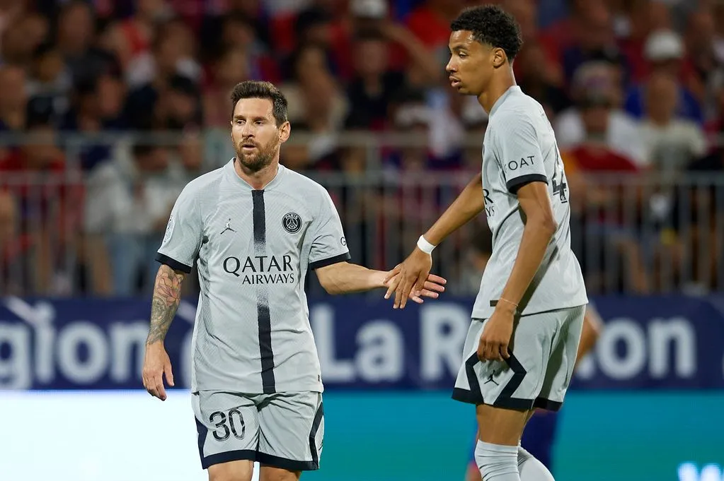 เผยฉายาที่ เอกิติเก้ ได้รับจากตำนานอย่าง เมสซี่ สมัยอยู่ PSG