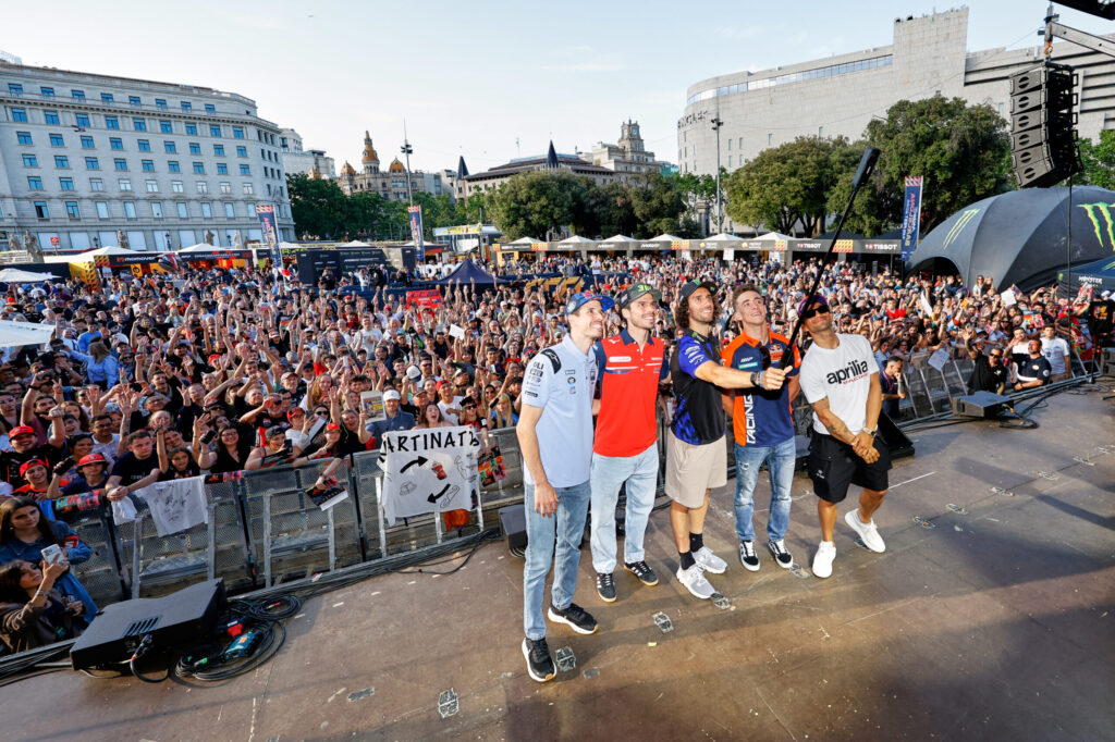 กระหึ่มบาร์เซโลนา! MotoGP Fan Fest เปิดฉากยิ่งใหญ่ “มาร์ติน-อเล็กซ์” นำทัพกระทบไหล่แฟน ด้าน “มาร์ค” ส่งสาส์นสุดซึ้ง
