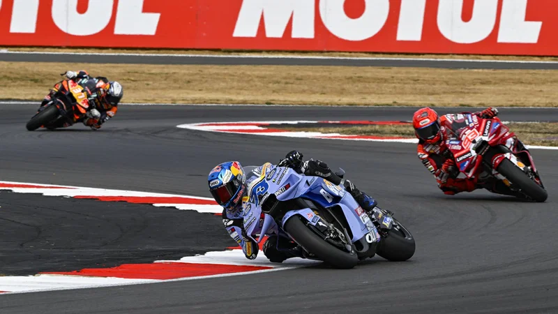 อเล็กซ์ มาร์เกซ กับรถ Ducati ในสนามซิลเวอร์สโตน